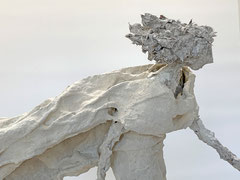 Filigrane, schlichte, elfenbeinfarbene Skulptur aus Pappmache (mixed media) - montiert auf geölten Sockel aus Eiche - Größe ca: 42 x 18 x 21 cm  - Titel: Die Bürde 