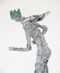 Filigrane,  graue Königs - Skulptur aus Pappmache mit Krone  - montiert auf geölten Sockel aus Eiche - Größe der Skulptur inklusive Sockel : ca. 42 cm  - Titel: König König, der Widerständige -verkauft-