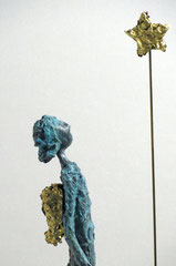Figur aus Pappmache mit Bronzepatina und Blattgold  - montiert auf  geölte Eiche - Größe ca. 34 cm  - Titel: Sternengucker -verkauft-