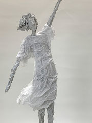 Puristische, filigrane  weiße  Skulpturengruppe aus Pappmache mit wehendem Gewand - montiert auf geölten Sockel aus Eiche - Größe der Skulptur inklusive Sockel : ca. 54 cm - Titel: Balancierende