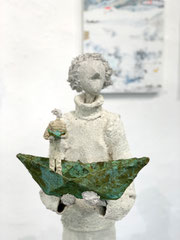 Bodengroße Skulptur mit kleinem, kupferpatiniertem Boot - mixed media - Größe der Skulptur inklusive Sockel : ca. 143 x 30 x 24 cm - Titel: Auf der Suche nach den glücklichen Inseln