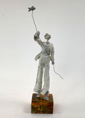 Kleine, figurative Skulptur im Wind mit kupferpatiniertem Fisch- montiert auf vintage-Holzsockel mit Schellack - Größe ca.  25 cm bis Kopf der Figur 32 cm bis zum Fisch- Titel: Luftige Gedanken xs