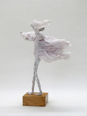 Schlichte, weiße  Skulptur aus Pappmache mit wehendem Gewand - montiert auf geölten Sockel aus Eiche - Größe der Skulptur inklusive Sockel : ca. 45 cm -verkauft-