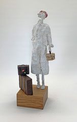 Puristische, helle Skulptur aus Pappmache/mixed media mit Koffer - Serie: Bon voyage - montiert auf geölten Sockel aus Eiche - Größe der Skulptur inklusive Sockel : ca. 34 cm -verkauft- 