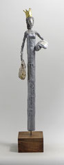 Skulptur aus Pappmache - montiert auf geölten Sockel aus Nussbaum- Größe ca. 56 cm  - Titel: Die Königstocher geht shoppen -verkauft-