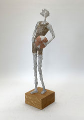 Monochrome, filigrane Skulptur/mixed media mit Wasserball  - montiert auf geölten Sockel aus Eiche - Größe der Skulptur inklusive Sockel : ca. 39 cm -  Ohne Titel