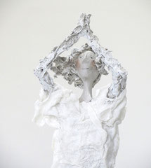 Schlichte, weiße Skulptur aus Pappmache- montiert auf geölten Sockel aus Eiche - Größe ca. 50 cm  - Titel: Der Baum oder verwurzelt sein-verkauft-