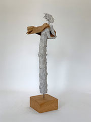 Helle, puristische Skulptur aus Pappmache  - montiert auf geölten Sockel aus gölter Eiche - Größe der Skulptur inklusive Sockel : ca. 45 cm  - Titel: Aufbruch