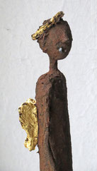 Engel aus Papiermachemit Eisenpatina (Detail), gebrochen blattvergoldet -  montiert auf Sockel aus geölter Eiche- Größe ca. 54 cm  - Titel: B-Ware  - verkauft -