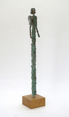 Schlanke Engel-Skulptur aus Pappmache mit oxidierter Kupferpatina - montiert auf geölten Sockel aus Eiche - Größe: ca. 57 cm  - ohne Titel -reserviert-