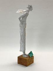 Poetische, filigrane Skulptur aus Pappmache / mixed media mit Boot  montiert auf geölten Sockel aus Eiche - Größe der Skulptur inklusive Sockel : ca. 39  x 13 x 10 cm - Titel: Ebbe