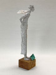 Poetische, filigrane Skulptur aus Pappmache / mixed media mit Boot  montiert auf geölten Sockel aus Eiche - Größe der Skulptur inklusive Sockel : ca. 39  x 13 x 10 cm - Titel: Ebbe