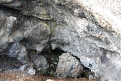 La grotte a moitié enterrée