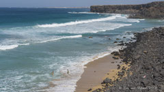 Küstenlandschaft, Playa del Aguila mit Badegästen