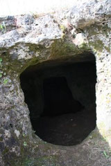 Grabhöhlen in den Stein gehauen
