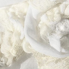 Detailaufnahme Blütengürtel von Stephies Brautkleid
