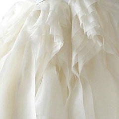 Detailaufnahme Organzarüschenrock von Sharons Brautkleid