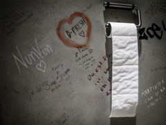 "Leave a message" . Toilettes du CAPC de Bordeaux