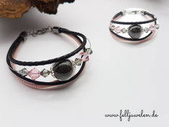 PH8: Die Pferdehaare sind  in eine 16mm grosse Glasperle eingearbeitet, die Bänder sind genau wie die Swarovksiperlen in den Wunschfarben schwarz rose gehalten. Der Verschluss ist aus Edelstahl. (53Euro)