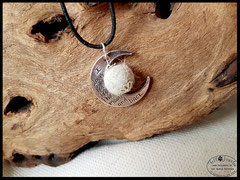 Bild 26: Fellperle mit silbernen Perlkappen von einem Halbmond umschlossen. Preis: 28 Euro
