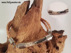 AB 27: Glasbogen gefüllt mit Hundehaaren und ein wenig Asche. Lederband eingefasst in Edelstahlkappen und mit einem Edelstahlverschluss versehen. Preis: 32 Euro