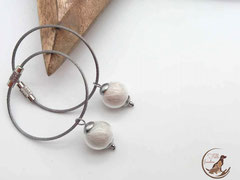 CH 8 : Die Haare sind in 16mm grosse Glasperlen eingearbeitet, umschlossen von Perlkappen. alle silbernen Elemente sind aus Edelstahl. Preis: 29 Euro