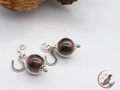 CH 5: Glasperle mit Pferdehaar gefüllt, silbernen Perlkappen und einem silbernen Hufeisen. Karabiner aus 925er Silber. Preis:Stück 27 Euro.