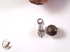 Bild 2: Glasperle mit Tierhaar gefüllt, silbernen Perlkappen und einem silbernen Kleeblatt aus Edelstahl. Karabiner aus 925er Silber. Preis:Stück 27 Euro.