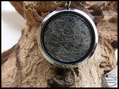 EM 9: Medallion aus Edelstahl mit eingearbeiteten Tierhaaren und einer Gravur. Grösse Gesamt 30mm. Preis: Mit Gravur nach Absprache.