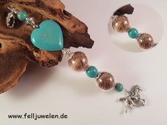PH 2: Pferdehaar eingefasst in 16mm Glasperlen. Mit verarbeitet sind Elemente in silber und türkis, ein Pferdeanhänger in silber als Abschluss. (36 €)