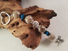 PH 5: Glasperle mit Pferdehaare gefüllt und farblichen Polariselementen nach Wunsch. (36 €)