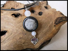 Bild 36: Fellperle eingefasst in einem Rahmen aus Ebenholz. Weisse Perlen und ein silberner Herzanhänger wurden mit eingearbeitet. Preis: 26 Euro