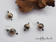 OH 10 : Glasperle 16mm gross, gefüllt mit Tierhaaren und kleinen schwarzen Perlen gestaltet. Verschluss aus 925er Silber. Preis: 30 Euro