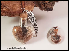 CH 12: Kleines Glasherz gefüllt mit Meerschweinchenhaaren , angebracht ist ein Flügel als Symbol zur Erinnerung. Preis: 29 Euro
