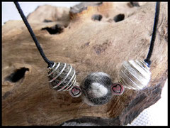 Bild 8: Kette mit Fellkugeln aus Hundehharen eingefasst in silberne Perlkäfige mit kleinen silbernen Perlen auf Lederband aufgezogen. Verschluss ist 925 silber. Preis: 29 Euro.