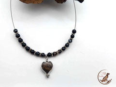 CO 25: Das Fell ist in ein Glasherz (15mm) eingearbeitet. Die Perlen sind schwarze Achatperlen mit silbernen Spacern aus Edelstahl- Perlkappen und Schmuckdraht sind ebenfalls aus Edelstahl. Preis: 55 Euro