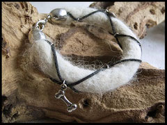 AB 25: Armband mit Lederband und verschiedenen silbernen Elementen. Verschluss aus Edelstahl. Preis: 64 Euro