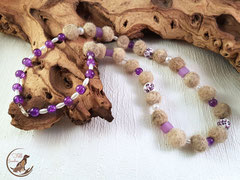 Bild 9: Lange Kette aus Tierhaaren mit Porzellanperlen, Crackelperlen, Polariswürfeln und weissen Acrylperlen. Preis: 79 Euro.