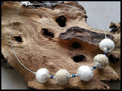 CO 21: Fellperlen mit Perlkappen verziert und zierlichen silber und blauen Perlchen aufgezogen. Preis: 42 Euro