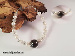 AB 14: Gefüllte Glaperle (14mm) mit Perlmuttperlen und klaren Crackelperlen, Verschluss mit Verlängerung aus Edelstahl. Preis: 43 Euro