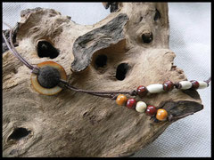 Bild 6: Fellkugel eingefasst in einem Perlmutrahmen. Verziert mit schlichten Holzperlen. Das Band ist in der Grösse verstellbar. Preis: 26 Euro