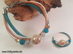 AB 22: Ene gefüllte Glasperle 16mm mit Fell und einem Zähnchen, 'Swarovskisteine und Polarisperlen sowie Leder und Nappalederbänder. Preis: 60 Euro
