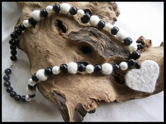 Bild 4: Schlichte schwarz- weisse Wachsperlen, als Anhänger dient ein Fellherz. Preis: 40 Euro