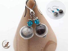 OH 12: 16mm grosse gefüllte Glasperlen mit silbernen Spacern und einem Swarovskisteinchen. Die Ohrhaken sind aus Edelstahl. Preis: 30 Euro
