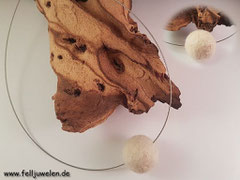 CO 12: Kette mit einer schlichten grösseren Fellkugel aufgezogen auf silbernen Edelstahl Schmuckdraht und einem 925er Silber Verschluss. Preis: 29 Euro