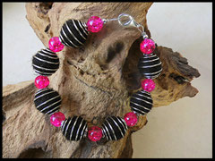 AB 21: Silberne Perlkappen , pinkfarbige Crackelperlen auf elastischen Nyloband. Preis: 28 Euro