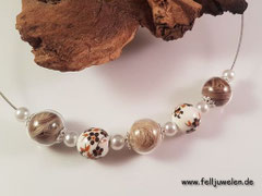 PH 1: Schweifhaar eingefasst in 16mm Glasperlen, farblich abgestimmte Porzellan und Acrylperlen. Die Perlkappen sind aus 925er Silber. (40 €)