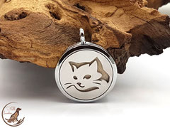 MO 3: Edelstahlmedaillon mit einem Katzenkopfornament und Magnetverschluss. Gravur auf Anfrage möglich. Preis: 52 Euro