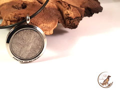 Bild 2: Medallion aus Edelstahl mit eingearbeiteten Tierhaaren, Grösse 30mm. Preis: 46 Euro. Gravurpreis kommt nach je Wunsch noch dazu.