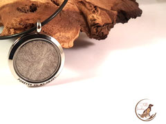 EM 2: Medallion aus Edelstahl mit eingearbeiteten Tierhaaren, Grösse 30mm. Preis: 46 Euro. Gravurpreis kommt nach je Wunsch noch dazu.